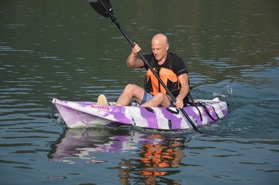 Sente-se em uma canoa de pesca com capacidade de carga de 60 kg e tecnologia avançada.