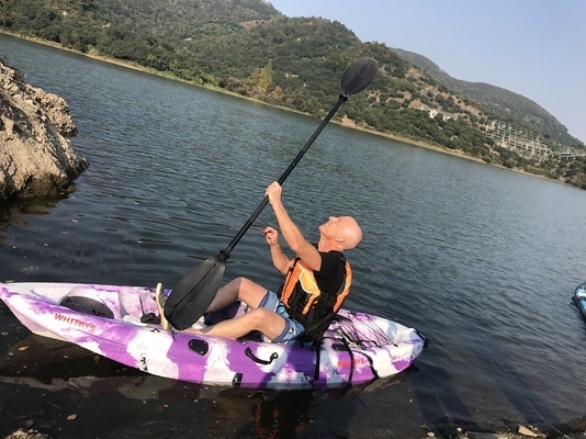 Sente-se em uma canoa de pesca com capacidade de carga de 60 kg e tecnologia avançada.