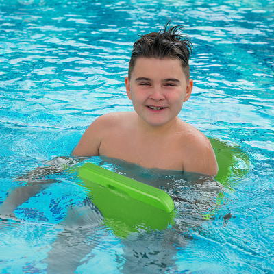 Jogos aquáticos para crianças com Woowave Green Swim Floats Kickboard